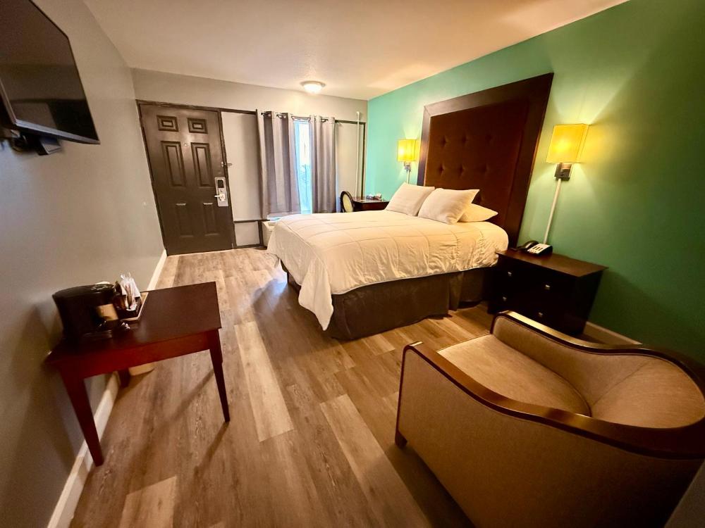 1 King Bed Accessible Smoking interior